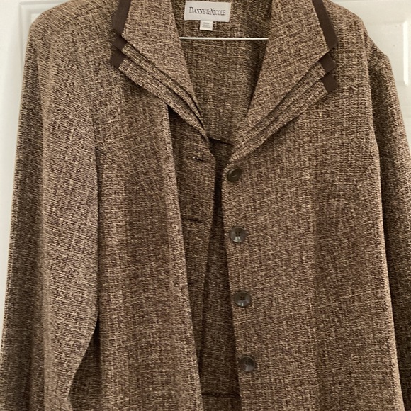 Brown 4 button fanned collar blazer and pant suit - Picture 3 of 5